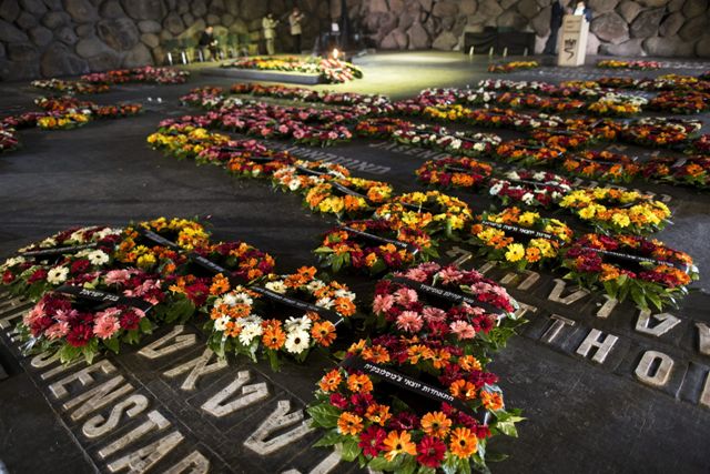 Varias coronas de flores depositadas en la Sala del Recuerdo del complejo conmemorativo del Holocausto Yad Vashem durante la jornada nacional en recue