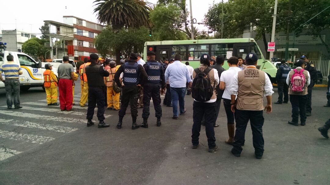 Elementos de Seguridad Pública del DF encabezan el "Operativo rastrillo" que se realiza en la colonia Narvarte, delegación Benito Juárez.
