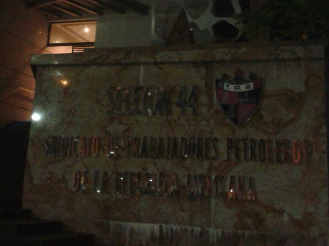 Un grupo de personas irrumpió de manera violenta en el sindicato petrolero. 