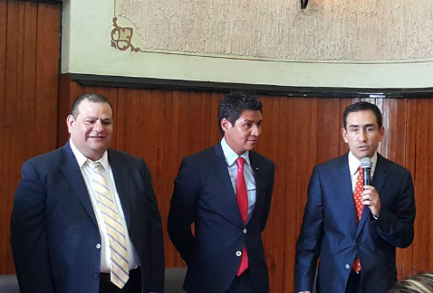 Héctor Hugo Hernández (izquierda) asumió el cargo de jefe delegacional en Tlalpan.