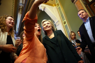 Hillary Clinton (d) se hace un selfie después de reunirse con miembros de la legislatura estatal de Iowa, en Des Moines