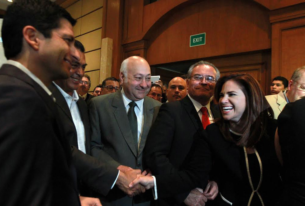 Ivonne, a diferencia de sus adversarios, saludó a todos y cada uno de sus compañeros, de beso y abrazo.