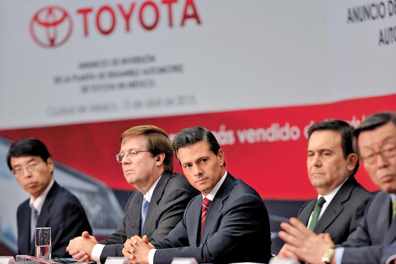 El mandatario con Jim Lentz, de Toyota Norteamérica (a su derecha), y el titular de Economía, Ildefonso Guajardo. 