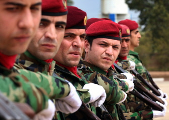 Milicianos kurdos "peshmergas" participan en una ceremonia de graduación en Erbil, la capital del Kurdistán iraquí 