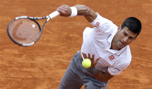Novak Djokovic, golpea con furia la pelota en Montecarlo
