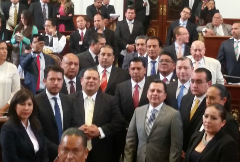 El pleno de la Asamblea Legislativa aprobó los nombramientos de 12 jefes delegacionales. Aquí aparecen con el presidente de la Comisión de Gobierno, M