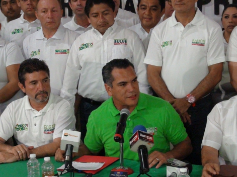 El candidato de la coalición PRI-PVEM, Alejandro Moreno Cárdenas en una conferencia en las instalaciones de su partido.