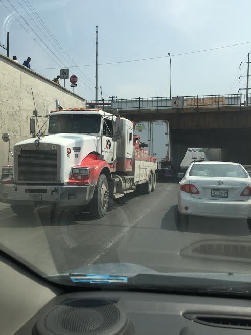 El accidente ocurrió en el puente de la avenida Barragán. 
