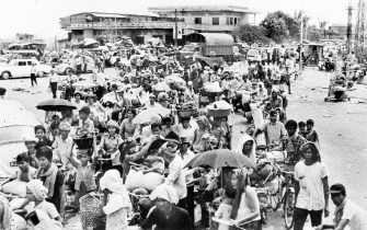 En esta foto de archivo puede verse a los habitantes de Phnom Penh, entonces dos millones, abandonar la capital tras la victoria comunista 