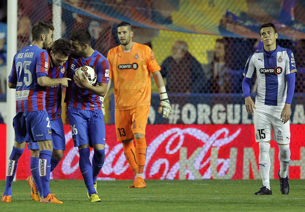 Héctor Moreno, titular con el Espanyol, lamenta uno de los goles del local, Levante 