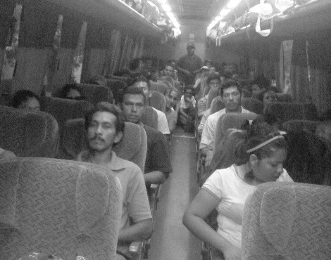 Los migrantes salieron en camiones hacia Oaxaca.