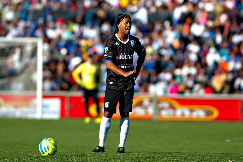Ronaldinho cumplirá su contrato con Gallos Blancos 