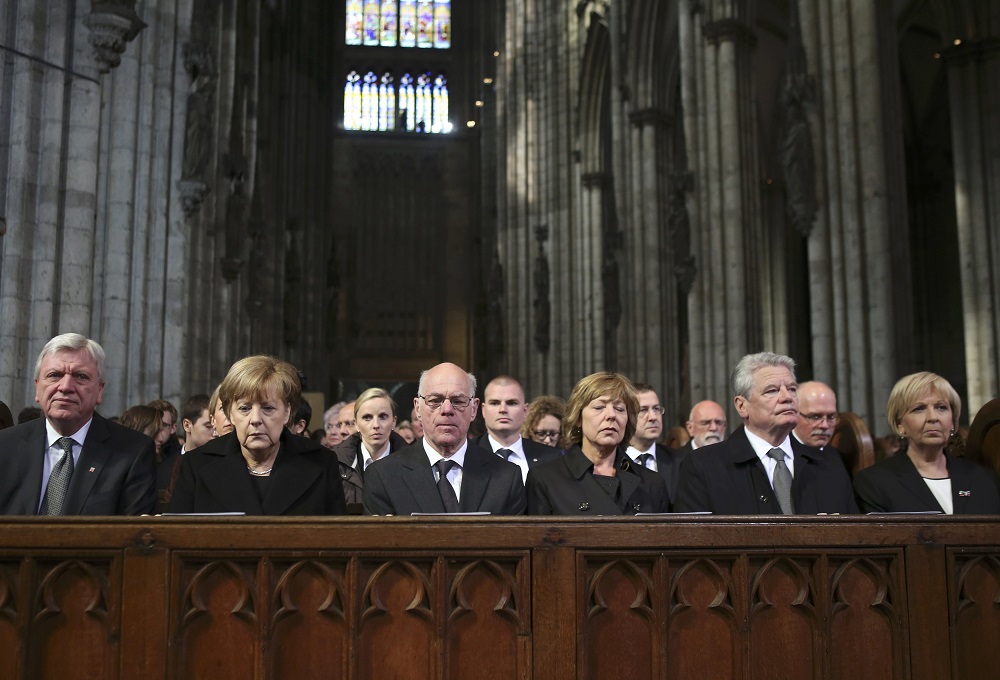 Volker Bouffier, la canciller alemana Angela Merkel, el presidente del Bundestag, Norbert Lammert, Daniela Schadt, Joachim Gauck, Gauck asisten a una 