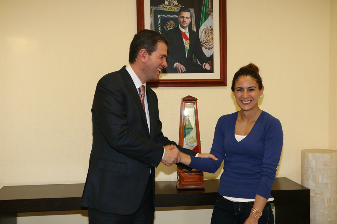 Alfredo Castillo, con Paola Espinosa