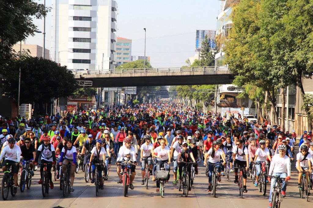 Ciclistas celebran el Día Mundial de la Bicicleta en el DF.