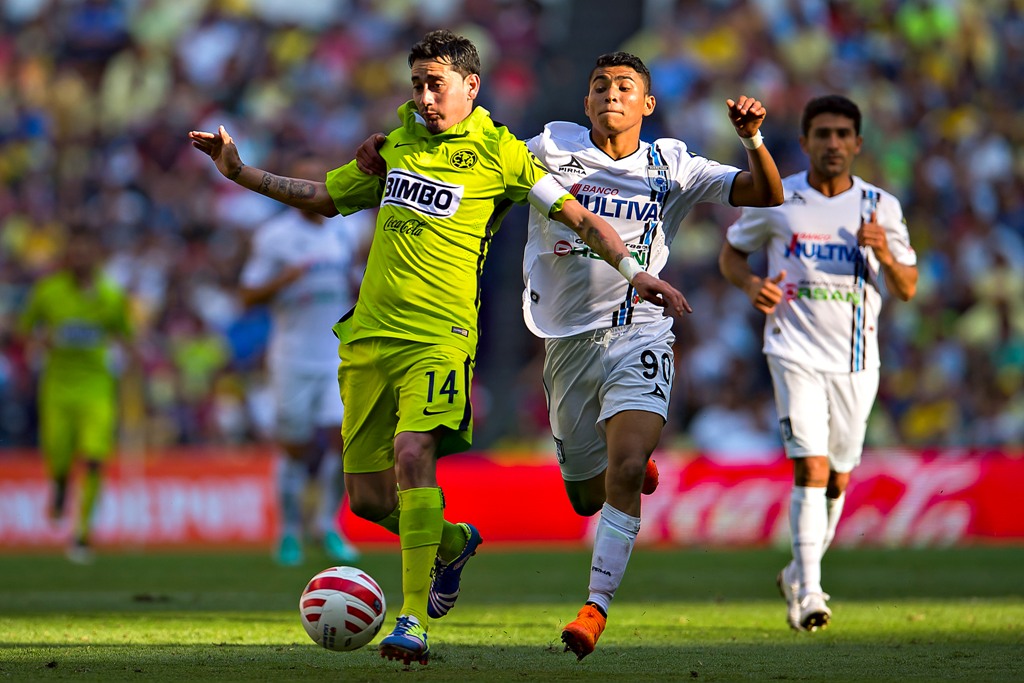 Sambueza durante el duelo ante Gallos Blancos 