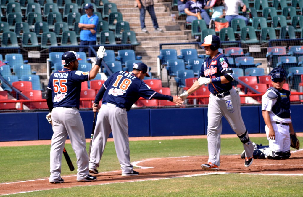 Tigres celebra en el estadio de Sultanes 