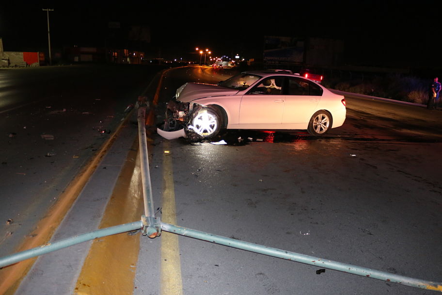 El vehículo es un BMW de reciente modelo con placas del Estado de Durango.