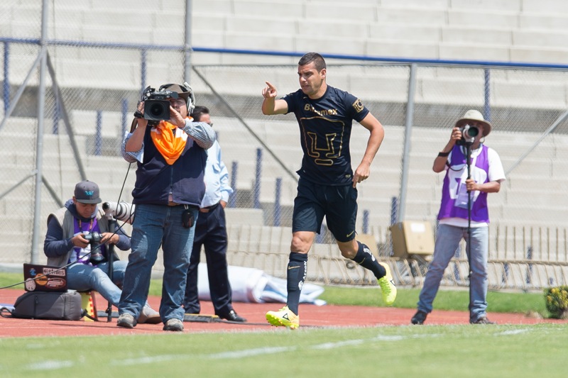 Alcoba celebra su gol 
