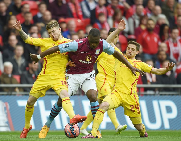 Aspecto del duelo de Aston Villa vs Liverpool