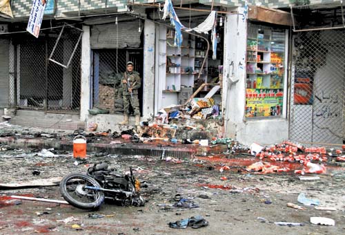 El ataque se produjo a primera hora en la entrada del Banco de Kabul en Jalalabad, capital de la provincia de Nangarhar.