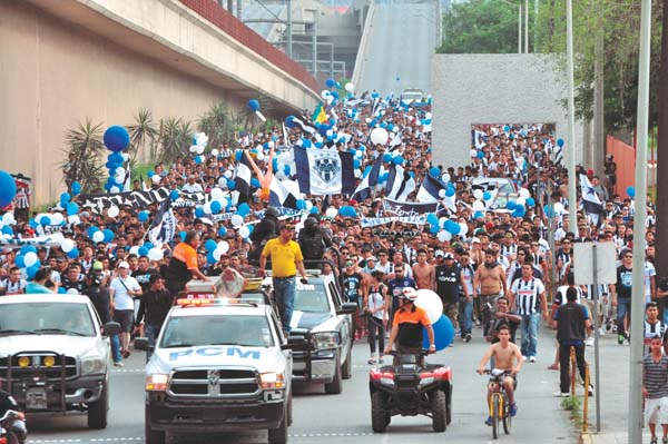Autoridades custodiaron la llegada de La Adicción al Universitario. 