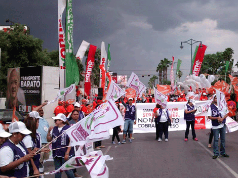 Decenas de simpatizantes de Jaime Rodríguez, Fernando Elizondo e Ivonne Álvarez se encuentran en la misma área sin que hasta el momento se haya presen