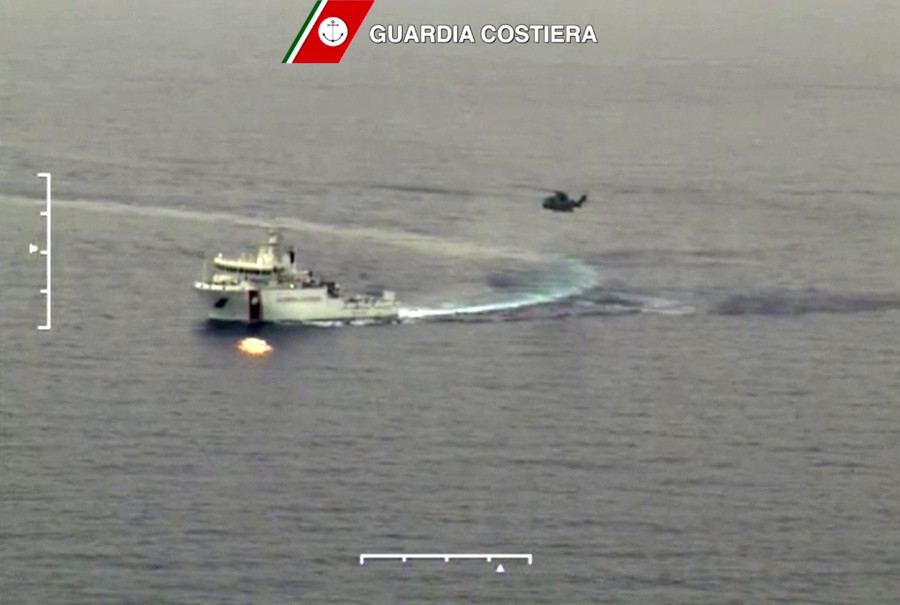 Equipos de rescate recorren el área del naufragio en el Mediterráneo que dejó 700 migrantes desaparecidos.