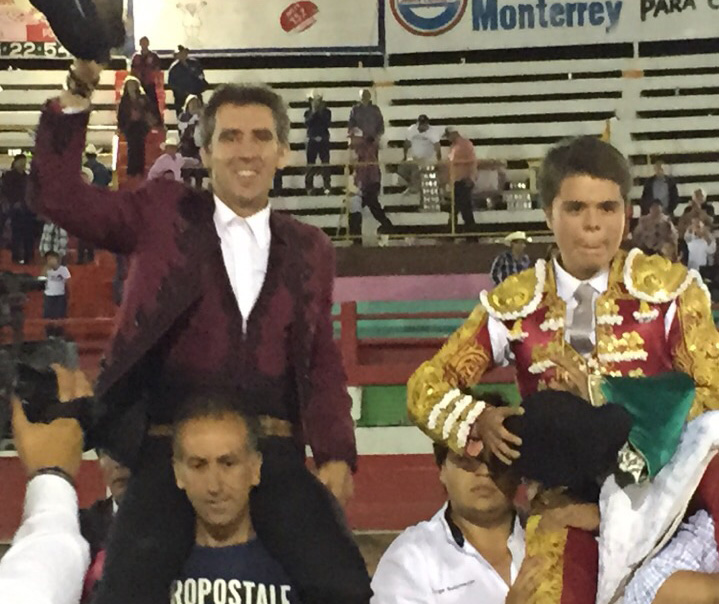 Pablo Hermoso de Mendoza y el lagunero Jesús ''Guerito'' Sotomayor salen a hombros de la Plaza de Toros de San Buenaventura, Coahuila.