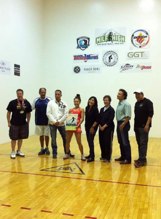 Paola Longoria con el trofeo que la acredita como campeona del torneo de Denver 