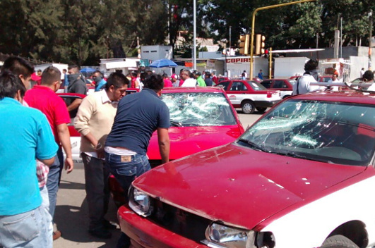 El enfrentamiento dejó 4 carros dañados. 