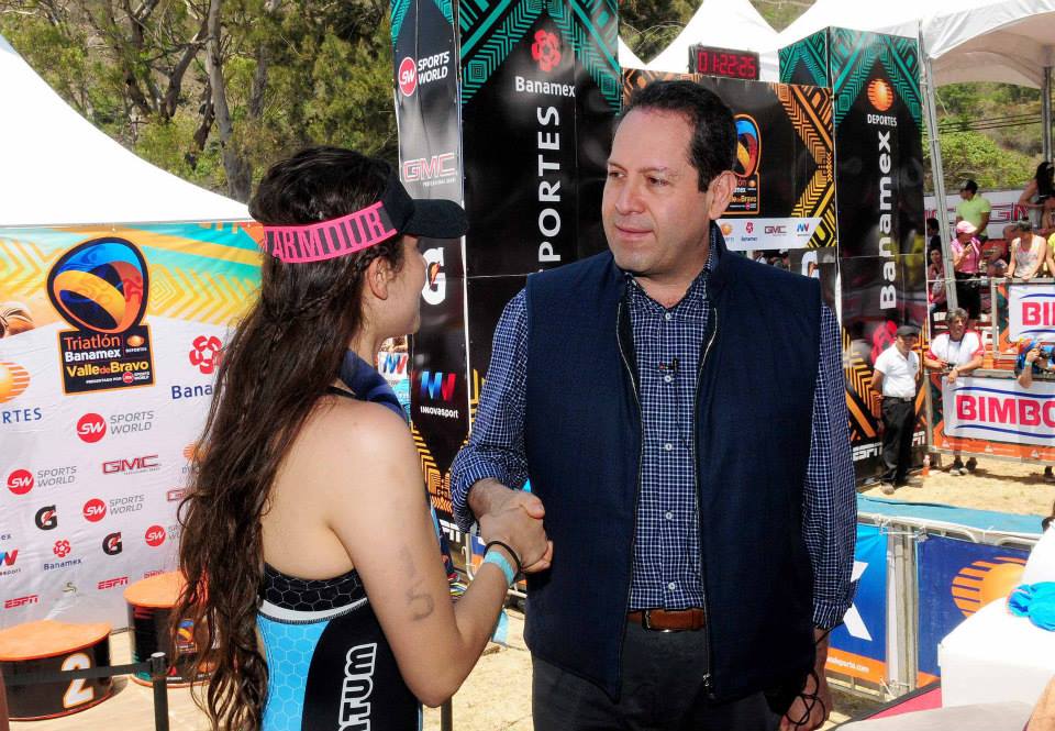 El gobernador durante la premiación en Valle de Bravo. 