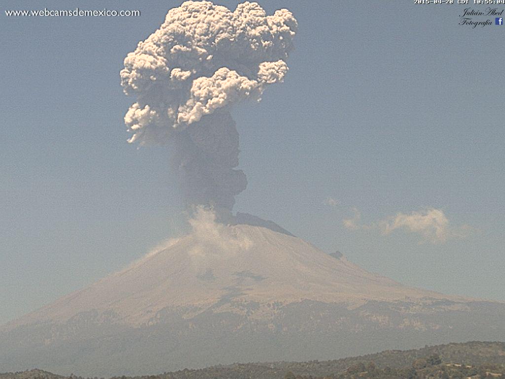 El volcán Popocatépetl presentó hoy una exhalación.