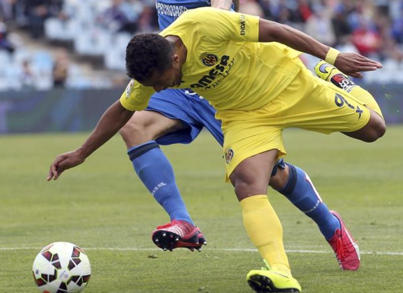 Giovani dos Santos en un juego con el Villareal 