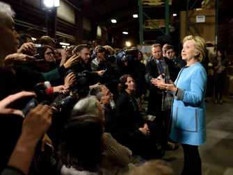 Hillary Clinton, con la prensa después de participar en una mesa redonda con empleados de Whitney Brothers en Keene, New Hampshire
