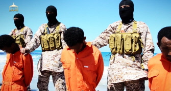 En esta imagen del video de EI publicado por la plataforma yihadista Al-Furqan Media, puede verse a cristianos etíopes antes de ser decapitados