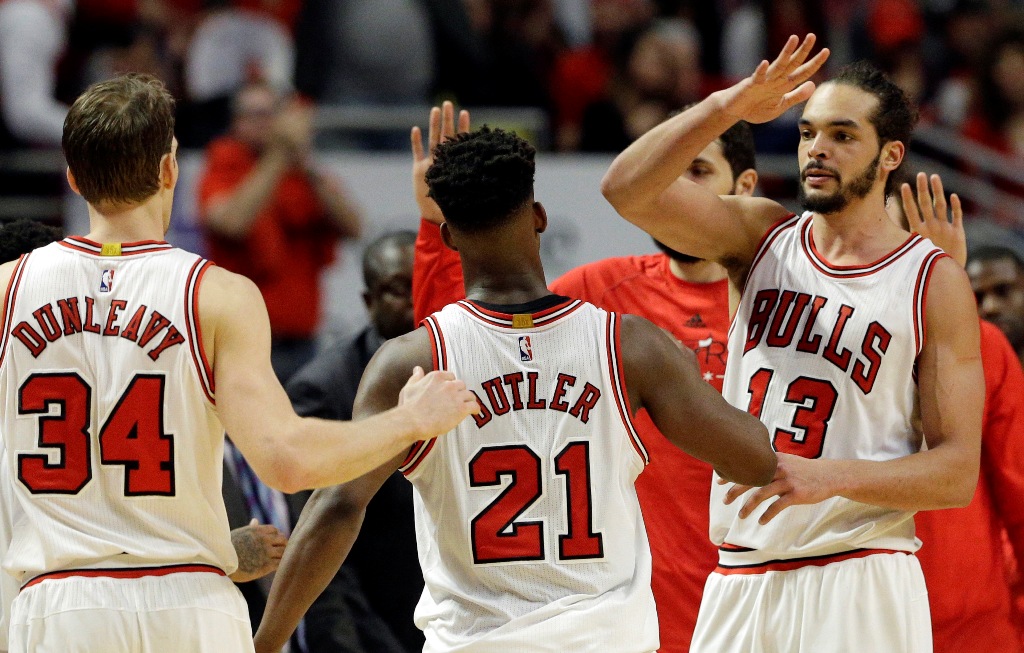 Jimmy Butler celebra con sus compañeros la victoria sobre los Bucks