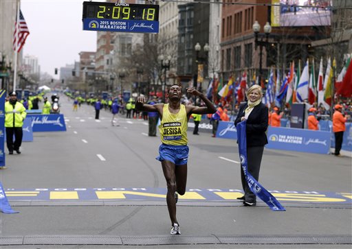 Lelisa Desisa ganó en la rama varonil el Maratón de Boston 