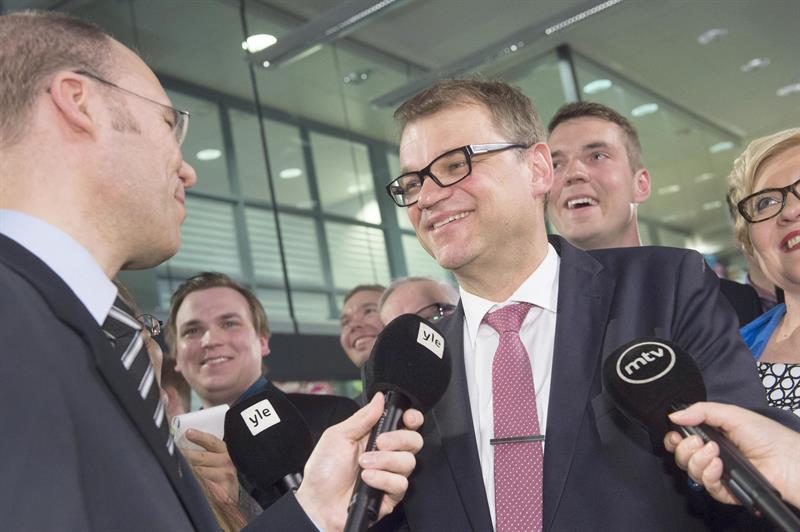 El líder del Partido del Centro, Juha Sipilä (c) es entrevistado tras confirmarse su victoria en las oficinas de su partido en Helsinki 
