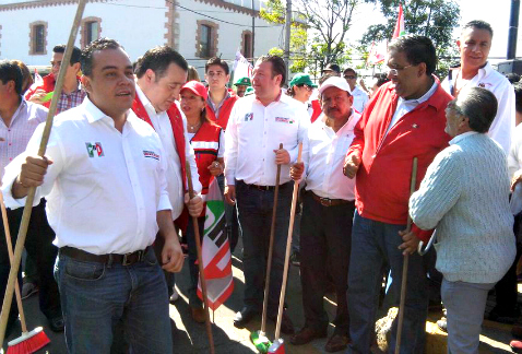 El líder del PRI-DF, Mauricio López, encabezó el inicio de campañas de candidatos en el Distrito Federal en Tláhuac, y luego apoyó el proselitismo en 