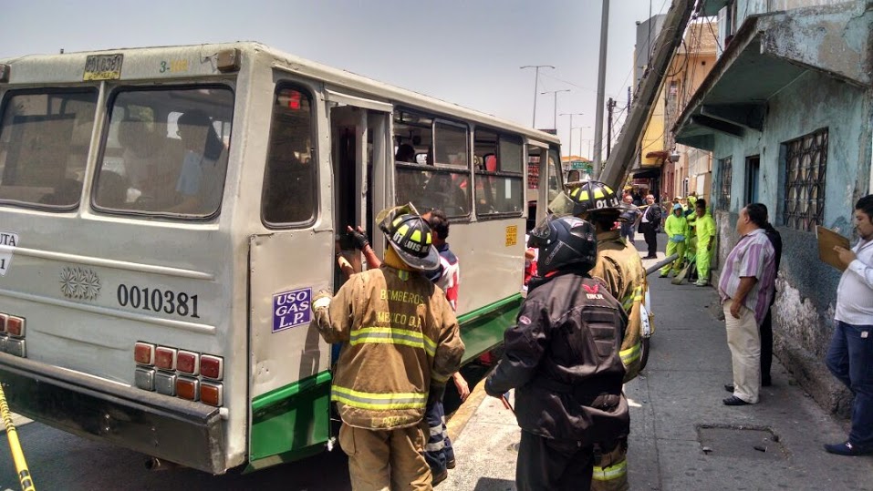 Miembros del cuerpo de bomberos y personal de la Cruz Roja llegaron al lugar para atender a los heridos. 
