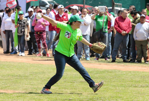 Polimnia Romana, candidata del PRI y el PVEM a jefa delegacional en Álvaro Obregón, aseguró haber ponchado al mal gobierno, en el juego de beisbol con