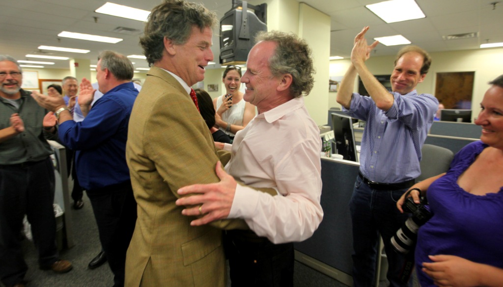 El Presidente del Consejo  de The Post and Courier de Charleston, Pierre Manigault, felicita al periodista Doug Pardue después del anuncio del premio 