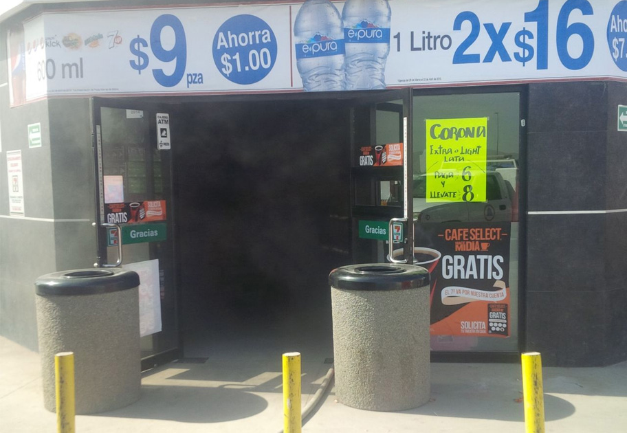 A las 16:30 horas, Protección Civil y Bomberos acudieron al lugar donde grandes columnas de humo salían del establecimiento.