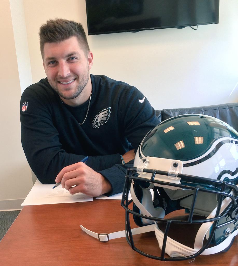 Tim Tebow jugará con los Águilas de Filandelfia 