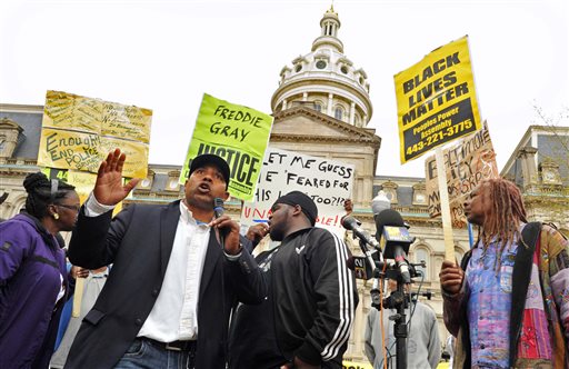 Un activista habla durante una manifestación de protesta hoy ante el ayuntamiento de Baltimore