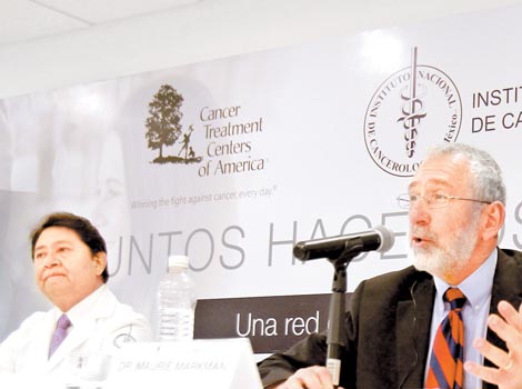 Abelardo Meneses, director del Incan, y Maurie Markman, presidente de Medicina y Ciencia del CTCA, anunciaron el acuerdo. 