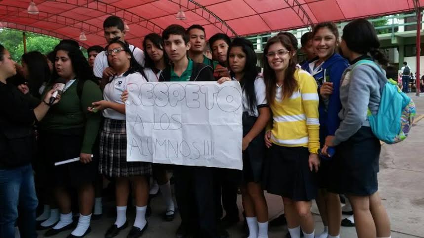 Los alumnos se encuentran indignados ante la ineficiente gestión de su director.
