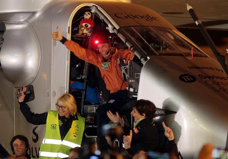 Bertrand Piccard, piloto del avión Solar Impulse II, saluda tras aterrizar en el Aeropuerto Internacional Lukou hoy, en Nankin, China