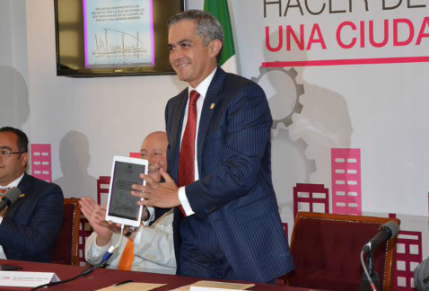 El jefe de Gobierno del Distrito Federal, Miguel Ángel Mancera, presentó una iniciativa de ley para mejorar la disponibilidad de información sobre las